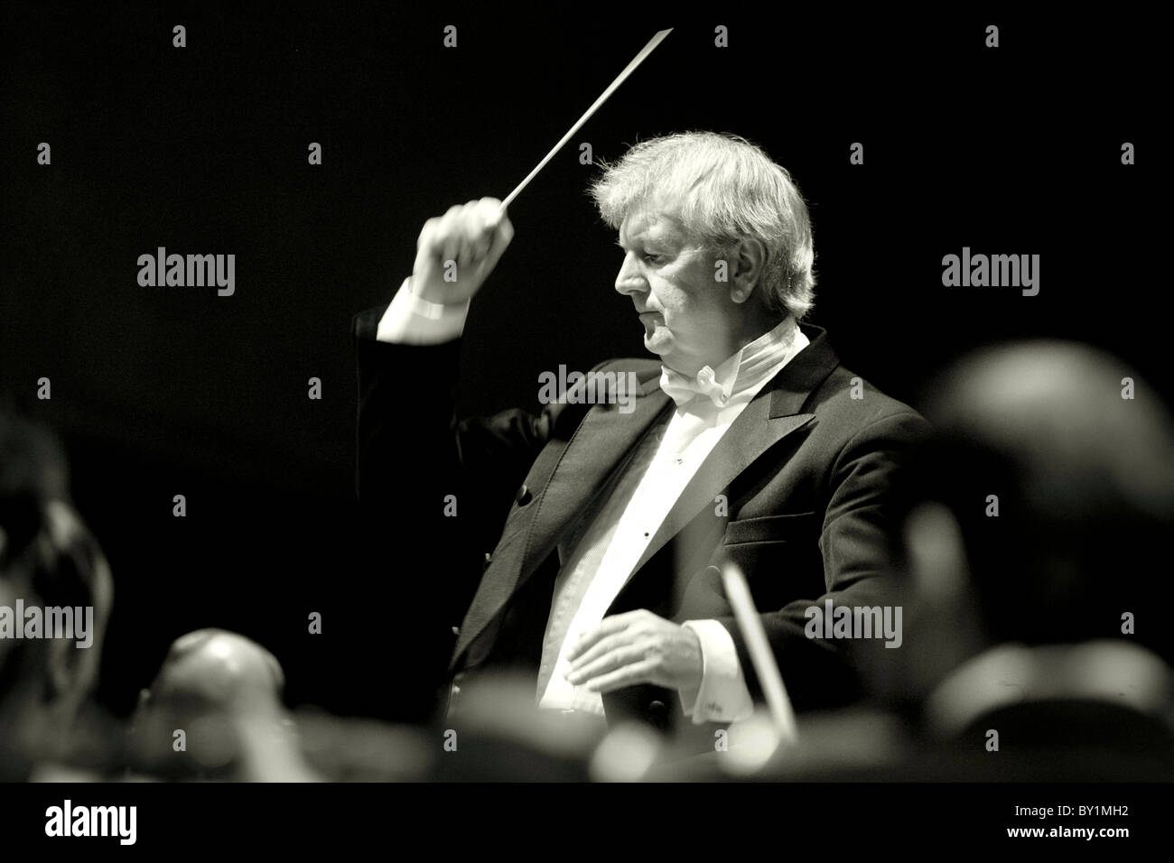 Owain Arwel Hughes conducendo Camerata Wales at St Davids Hall di Cardiff. Foto Stock