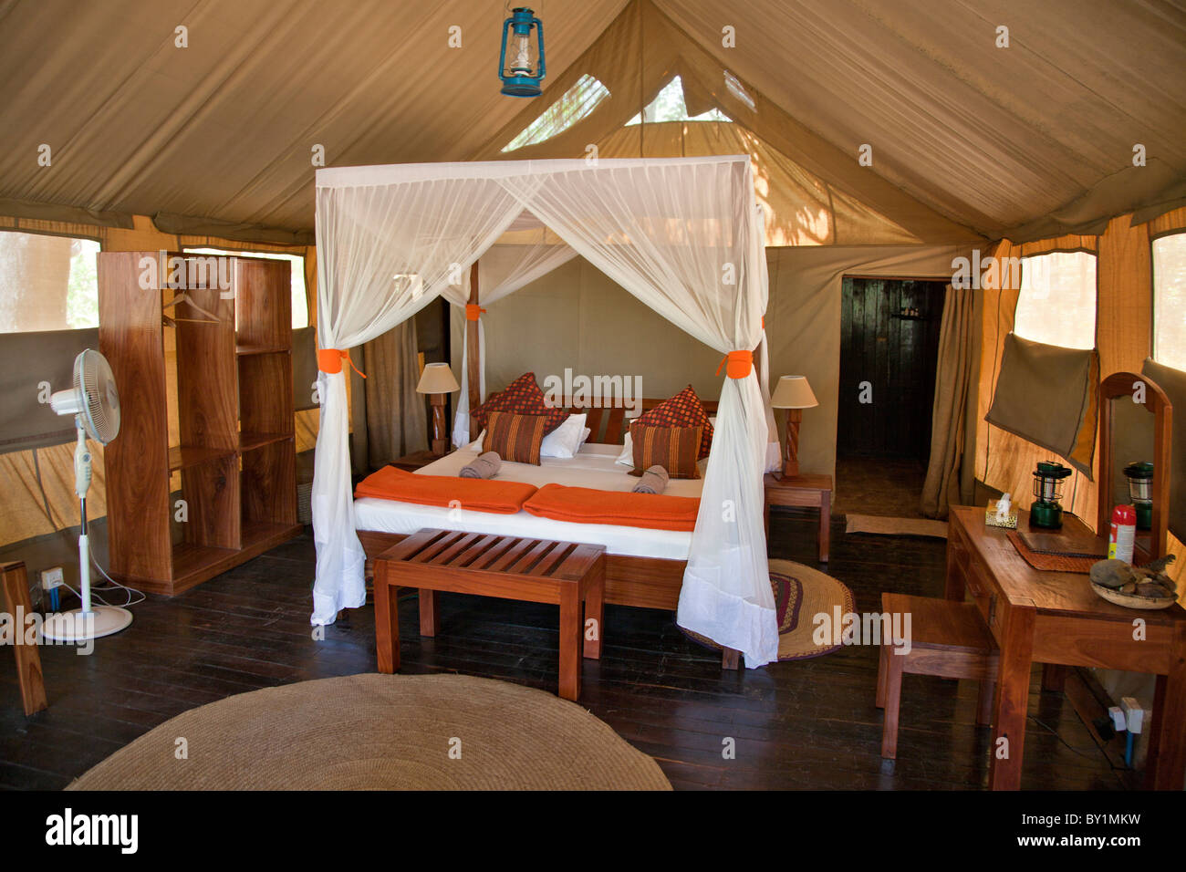 Tented alloggi a Selous Riverside Safari Camp situato sulle rive del fiume Rufiji appena fuori Selous Foto Stock