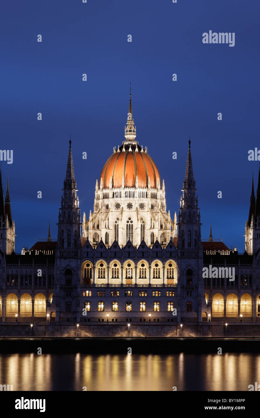 Parlamento ungherese di notte Foto Stock