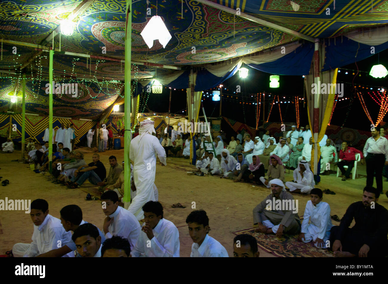 Bedouin groom passeggiate con gioia tra hanno intrattenuto gli ospiti durante un matrimonio tradizionale celebrazione. El Tur, Sinai, Egitto Foto Stock