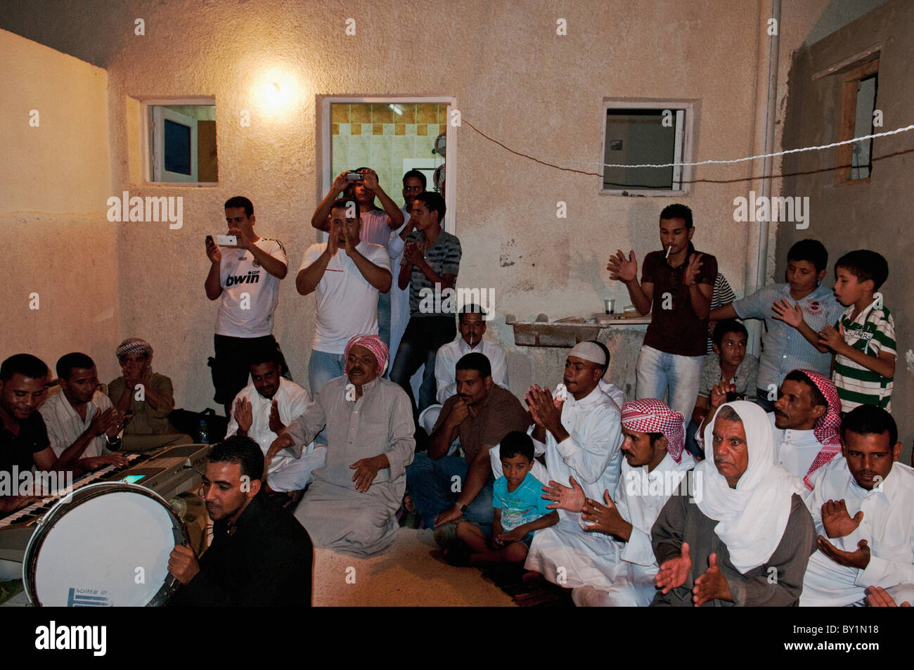 Bedouin musicisti suonano al matrimonio tradizionale celebrazione. El Tur, Sinai, Egitto Foto Stock