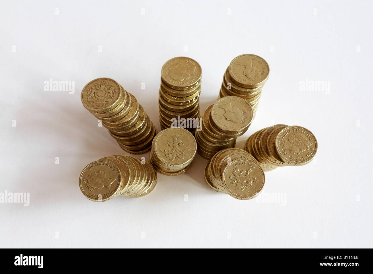 Guardando verso il basso su pali di £ 1 monete fuori di scorrimento Foto Stock