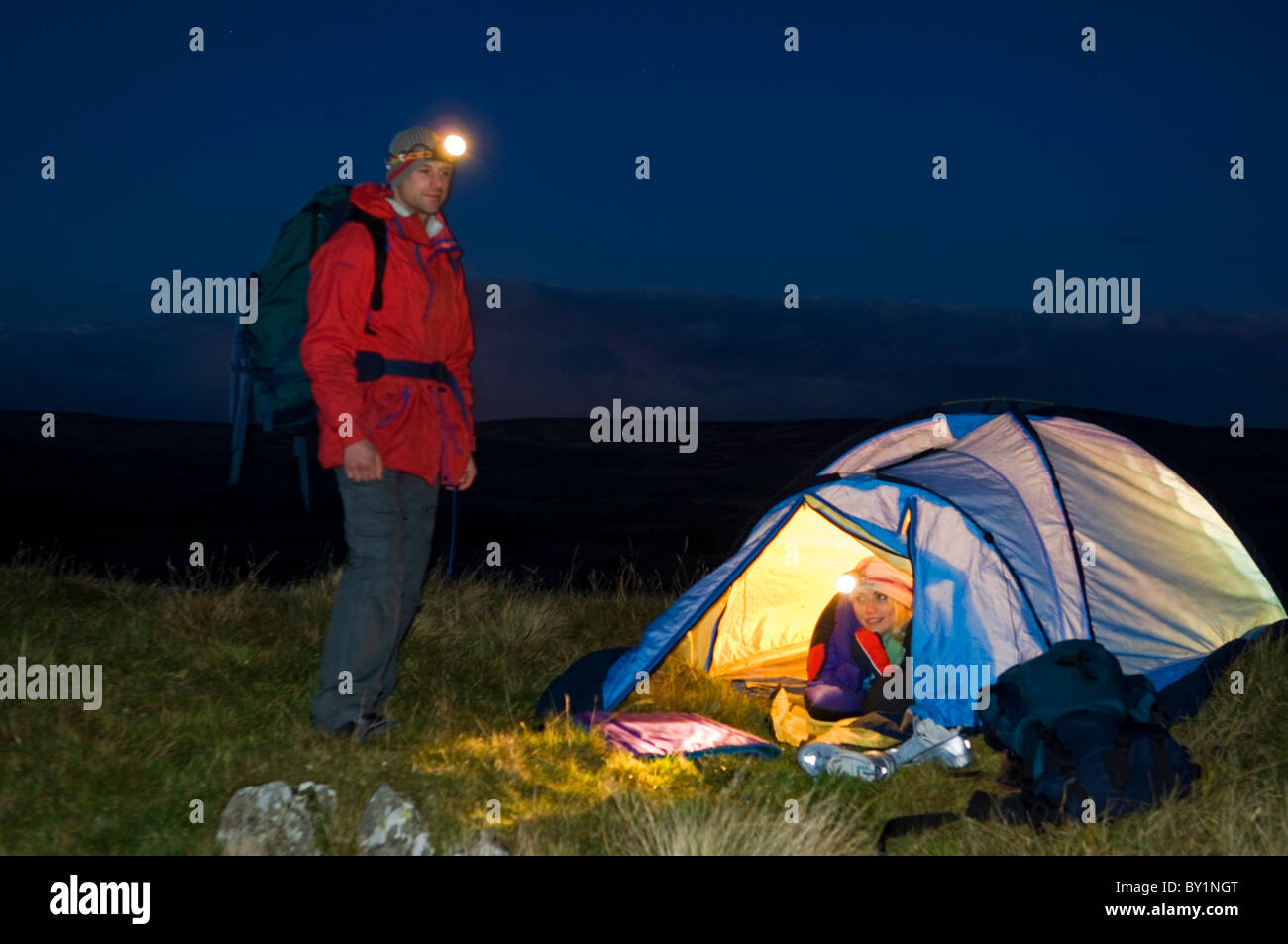 Gilar Farm, Snowdonia, il Galles del Nord. L uomo e la donna camping . (MR) Foto Stock