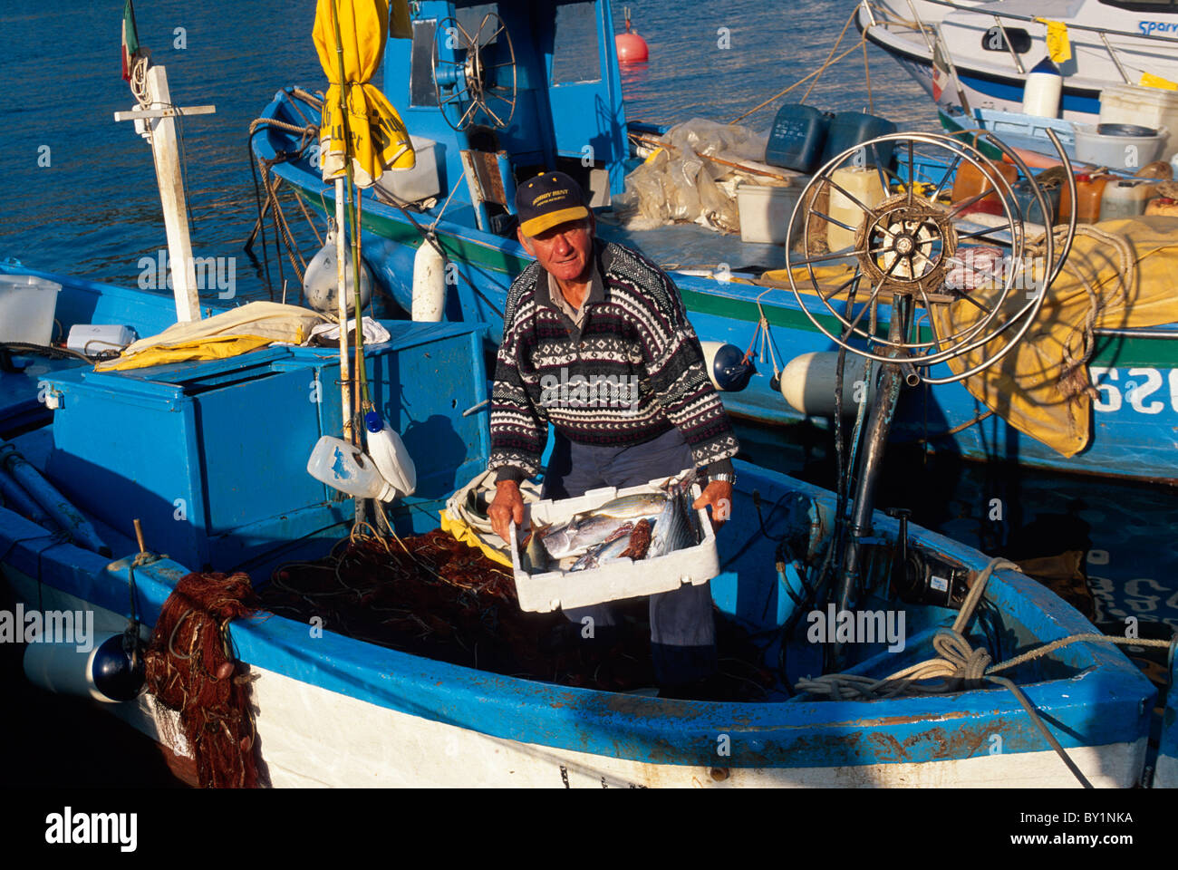 Pescatore in Porto Azzurro, Elba, Italia Foto Stock