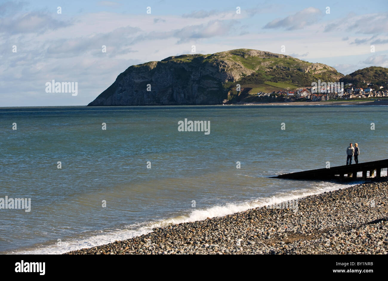 Il Regno Unito, il Galles del Nord; Llandudno. Un paio di guardare fuori dal molo sul lungomare al Victorian cittadina balneare di Llandudno (MR) Foto Stock