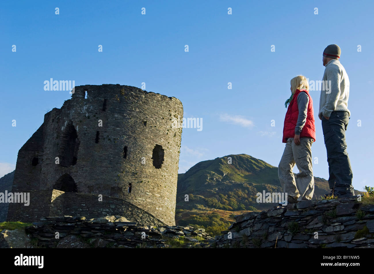 Regno Unito; Galles del Nord; Snowdonia; giovane sightseeing a Dolbadarn Castle, Llanberis. (MR) Foto Stock