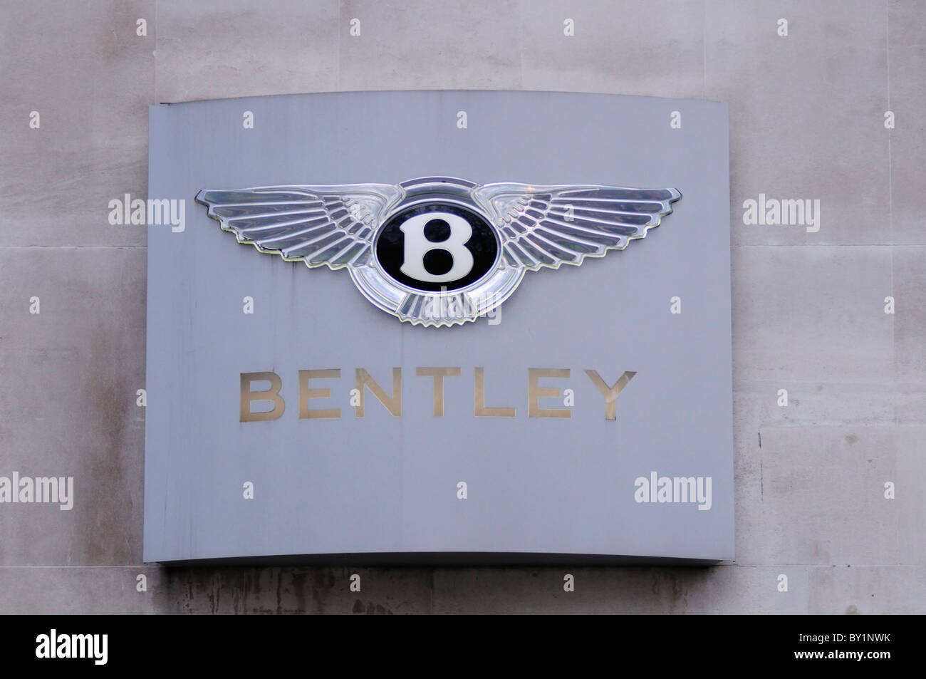 Bentley Auto di lusso Marque logo symbol, Berkeley Square, Mayfair, London, England, Regno Unito Foto Stock