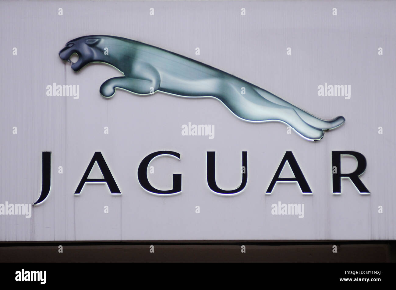 Jaguar auto maker marque logo symbol, Mayfair, London, England, Regno Unito Foto Stock