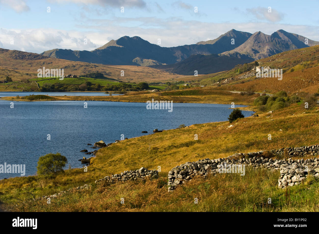 Il Regno Unito, il Galles del Nord, Snowdonia. La Snowdon Horseshoe sorge sopra Llyn Mymbyr. Foto Stock