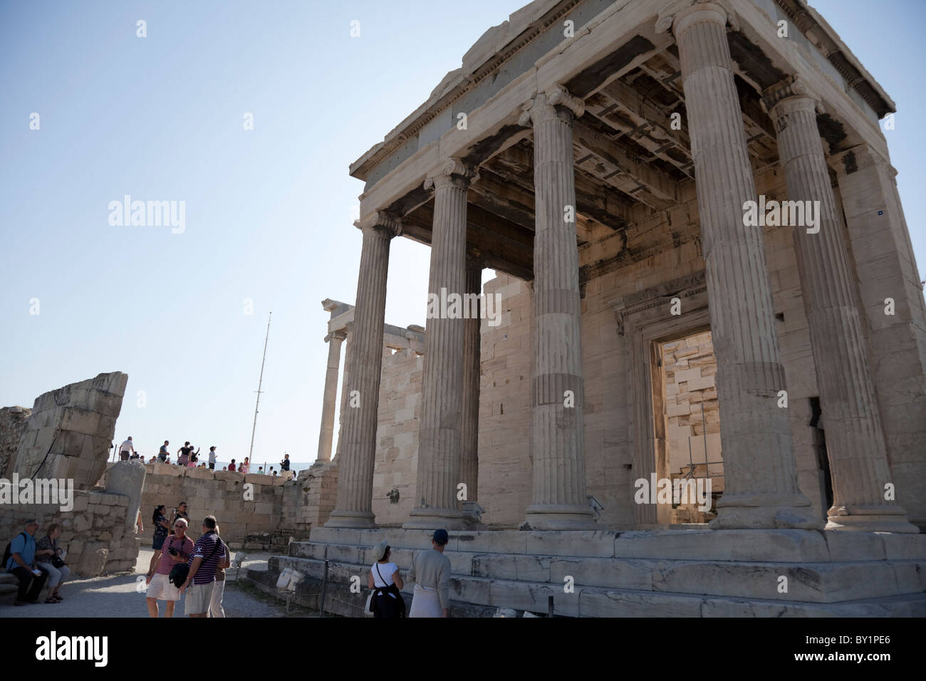 L'antico tempio greco ammirato dai turisti. Foto Stock