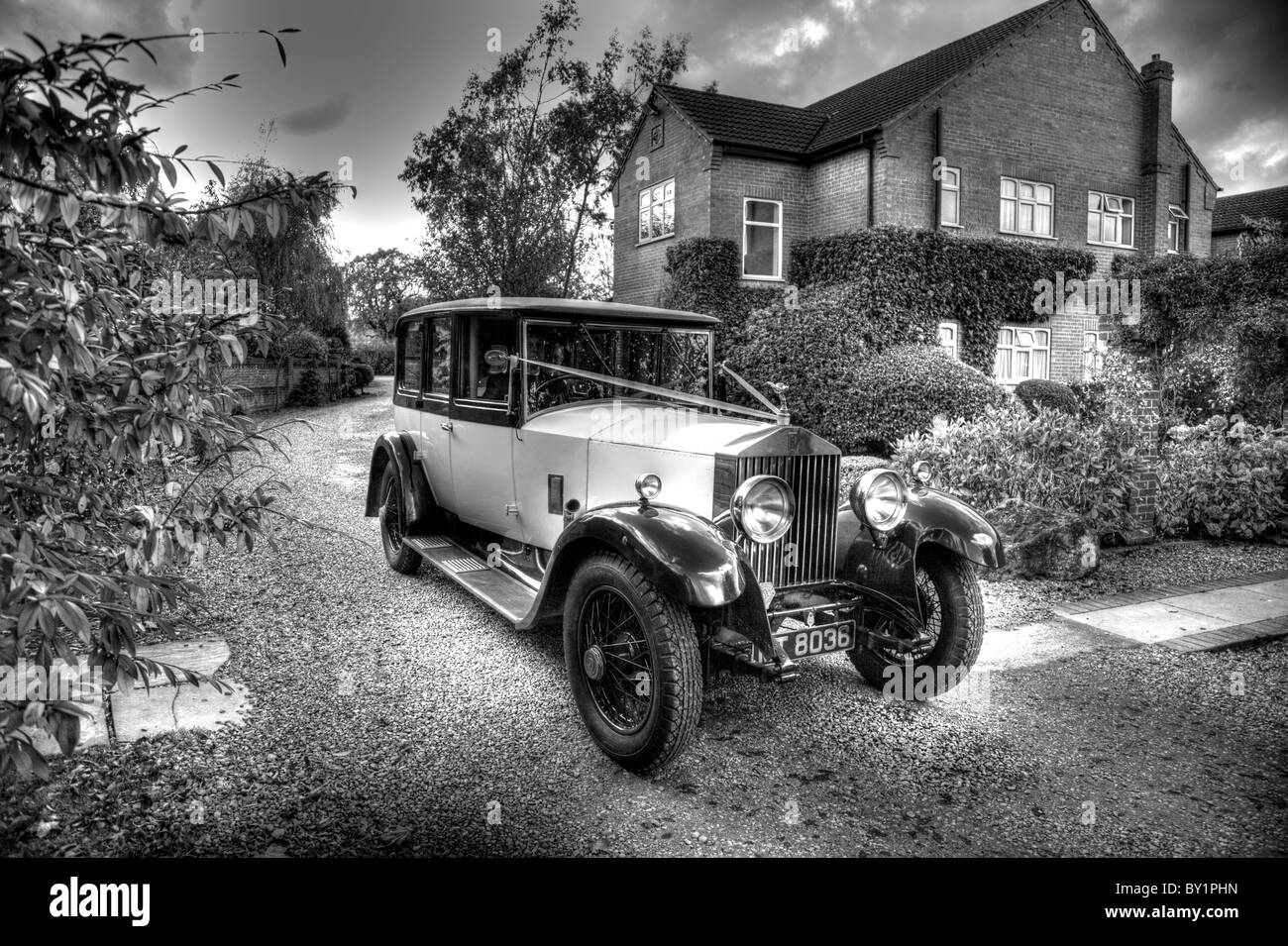 Matrimonio Tradizionale auto la Rolls Royce a bracci Brackenborough Hotel, Louth, Lincs. HDR in bianco e nero e whie Foto Stock