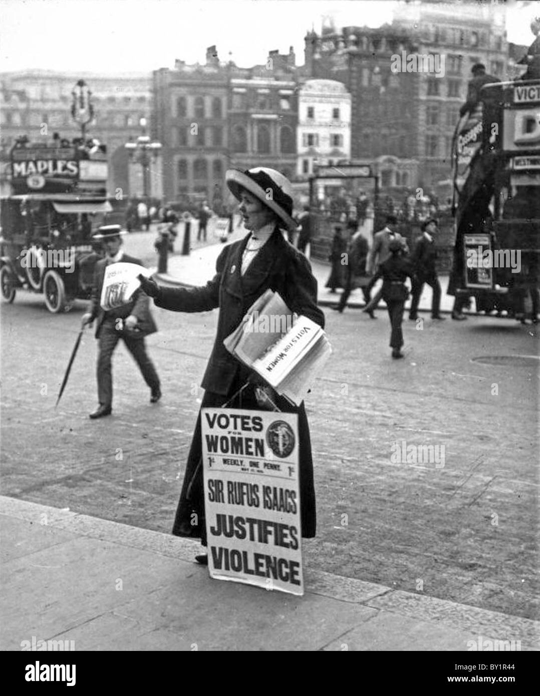 La vendita delle Suffragette settimanale di voti per le donne il giornale in Trafalgar Square circa 1912 Foto Stock