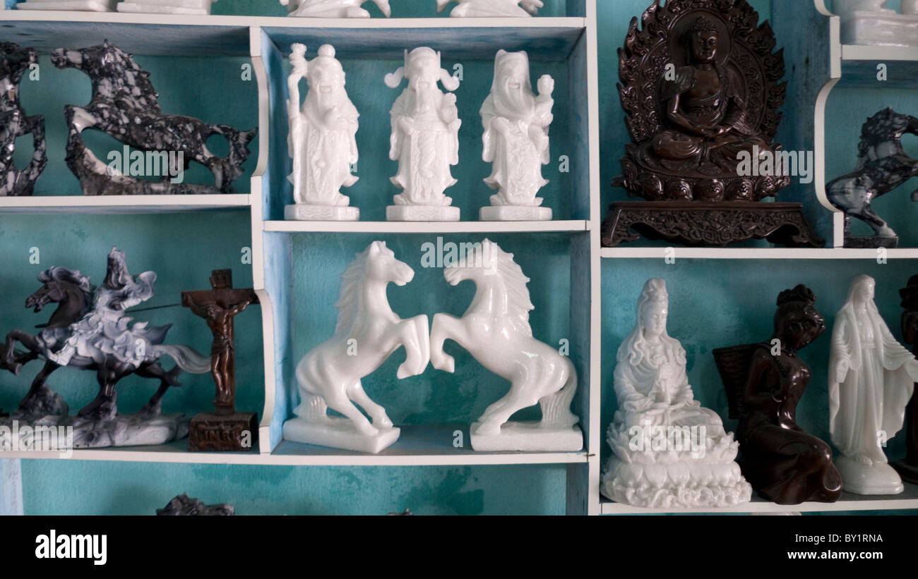 Religiosi e iconografia politico per la vendita in un negozio in marmo di montagna grotte religiosa, Danang, Vietnam Foto Stock