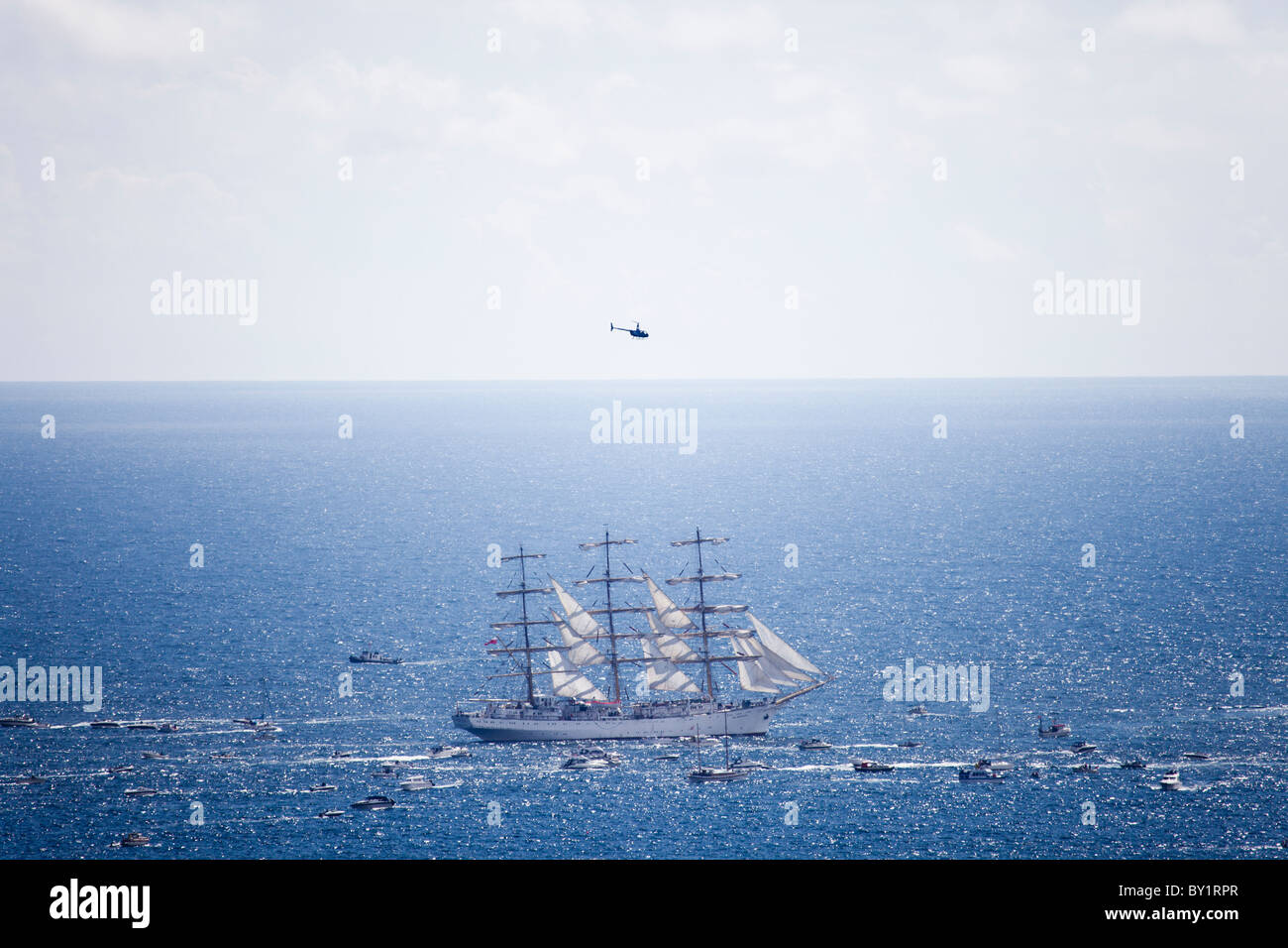 Tall Ships race 2010 sulla strada fuori di Kristiansand, Norvegia. Un elicottero sorvola, mentre le piccole barche di seguire le TALL SHIPS Foto Stock