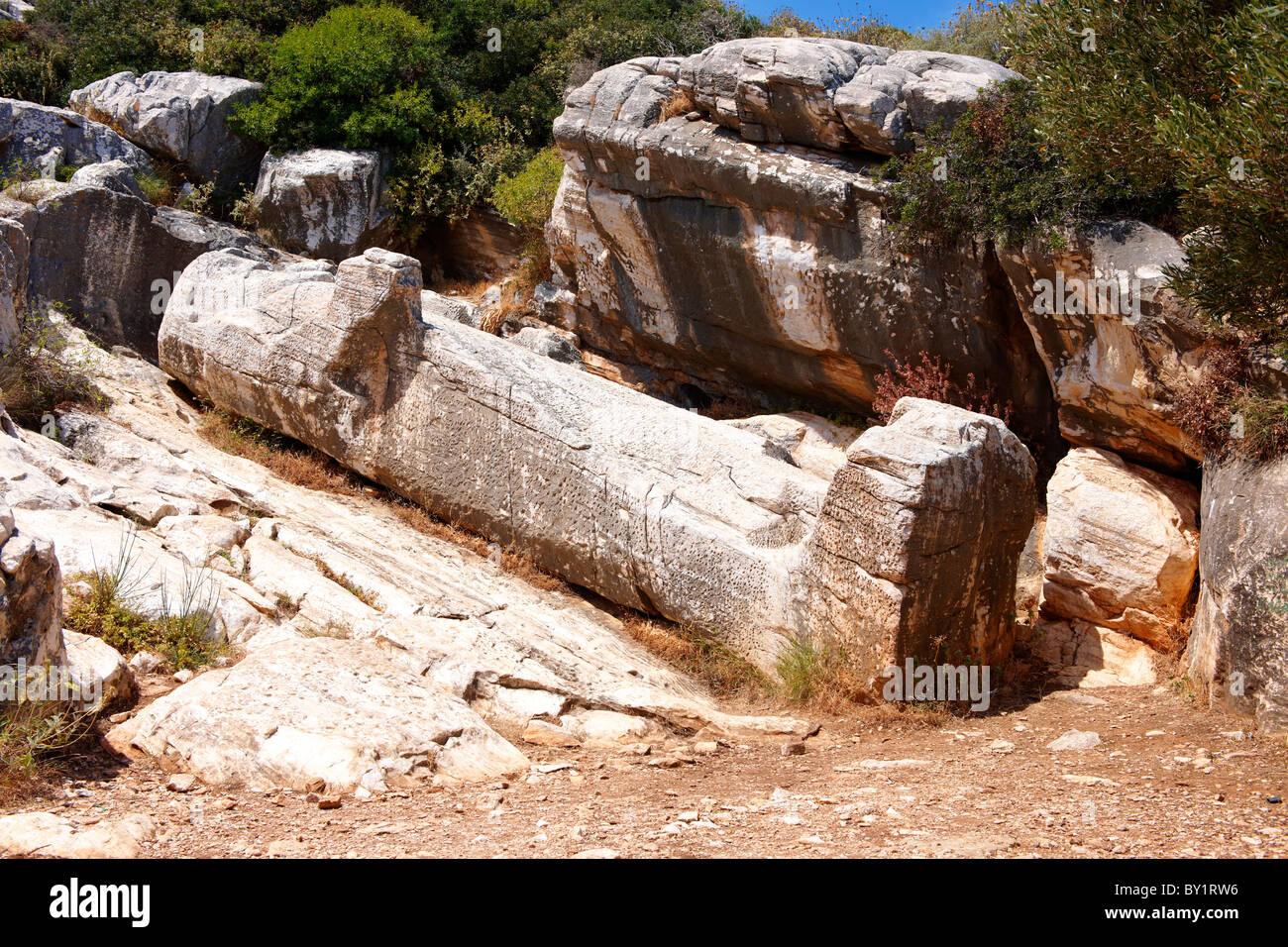 Mezzo finito Statua di sinistra Dionysis giacente nel VII secolo a.c. antica cava di Kouros. Naxos greco isole Cicladi Foto Stock