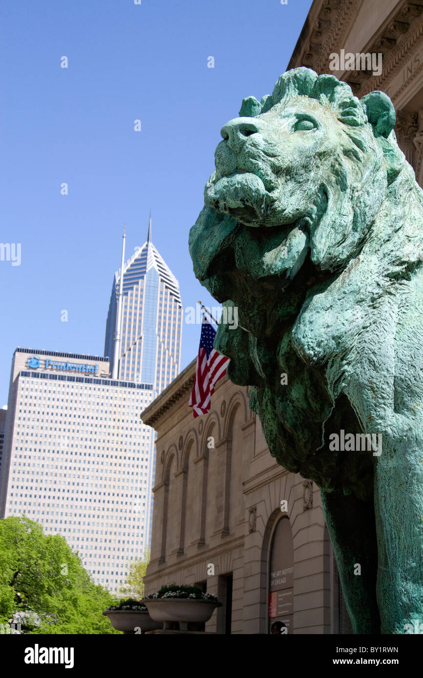 Leone di Bronzo statua all'entrata dell'Art Institute of Chicago building a Chicago, Illinois, Stati Uniti d'America. Foto Stock