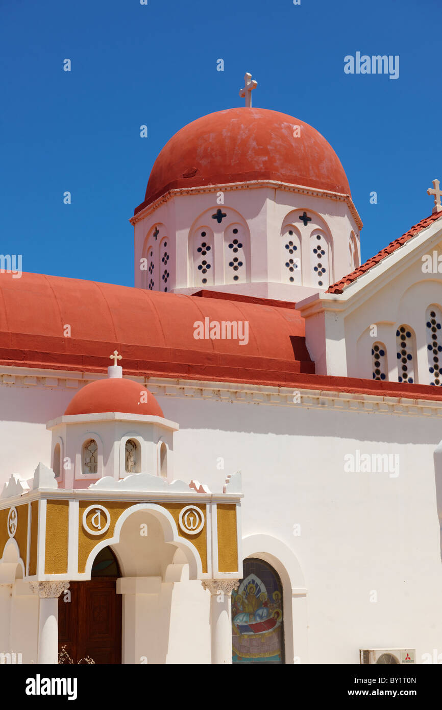 Dal tetto rosso chiesa ortodossa. Naxos greco isole Cicladi Foto Stock