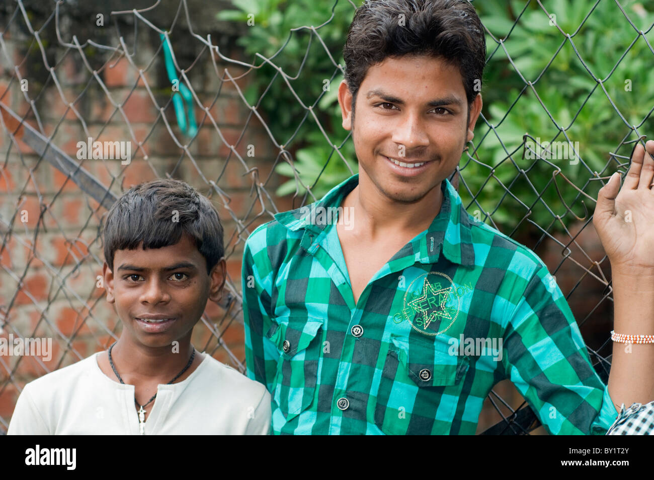 Due giovani sulle strade di Bhopal in India Foto Stock