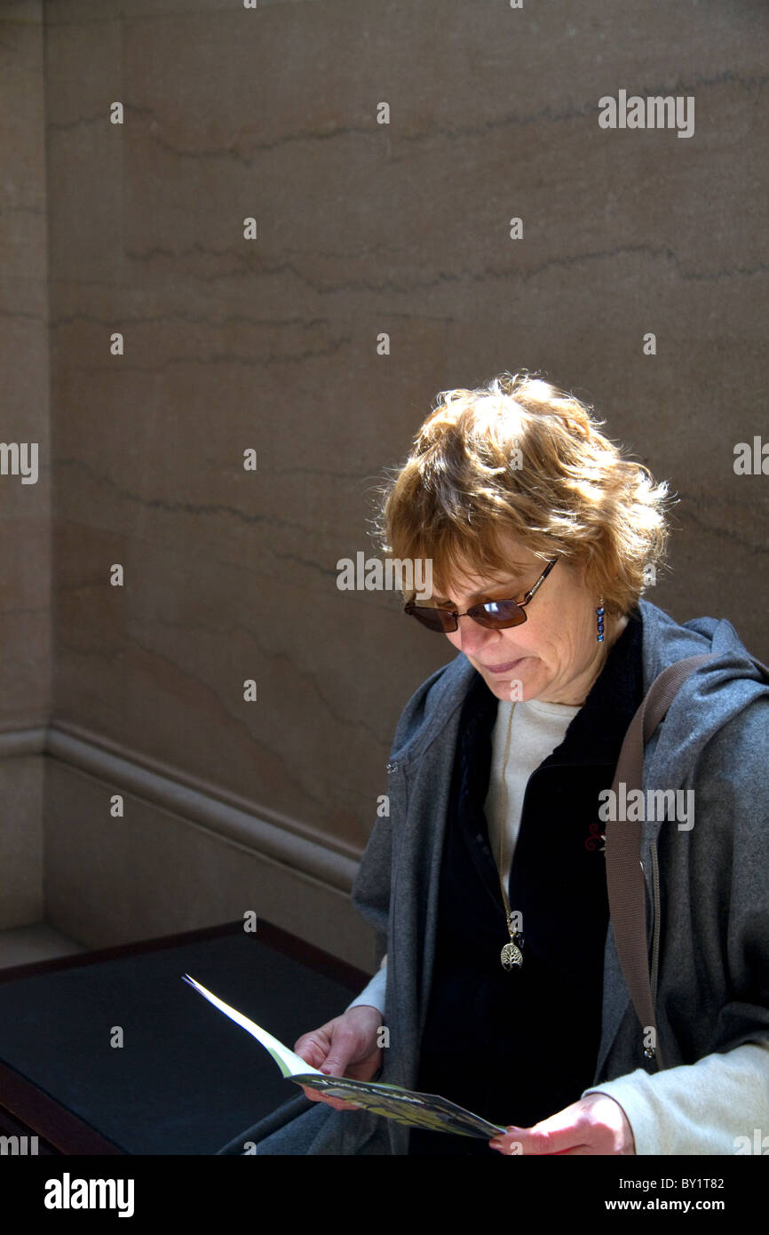 Turista femminile presso l'Art Institute of Chicago, Illinois, Stati Uniti d'America. Signor Foto Stock