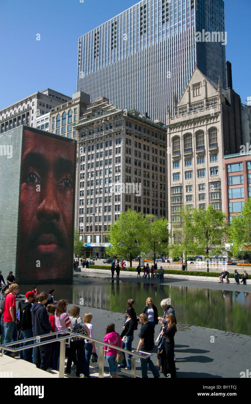 La corona Fontana pubblica interattiva di arte e scultura video in Millennium Park di Chicago, Illinois, Stati Uniti d'America. Foto Stock