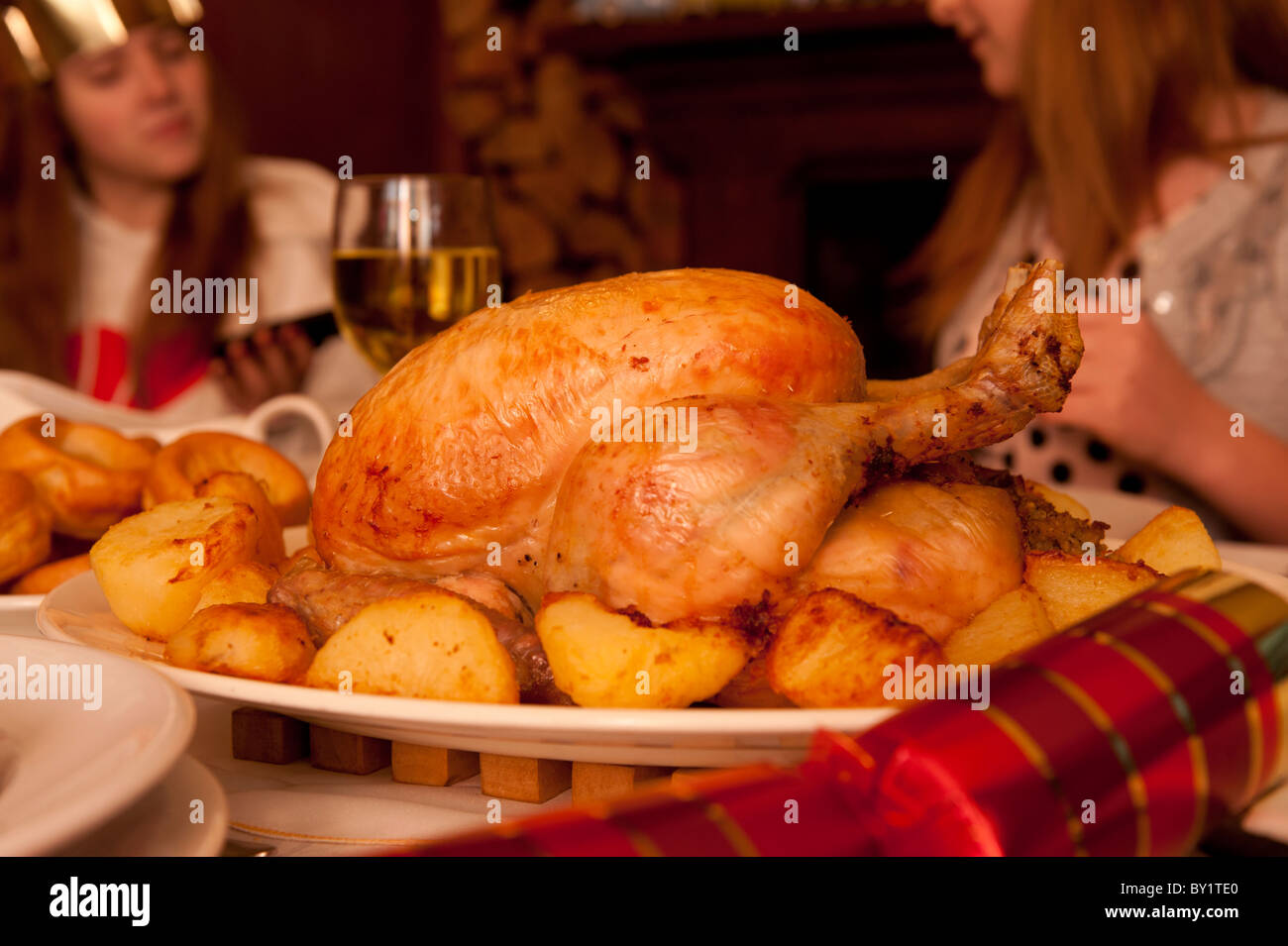 Arrosto di pollo e verdure - una tradizionale famiglia britannica cena di Natale a casa, REGNO UNITO Foto Stock