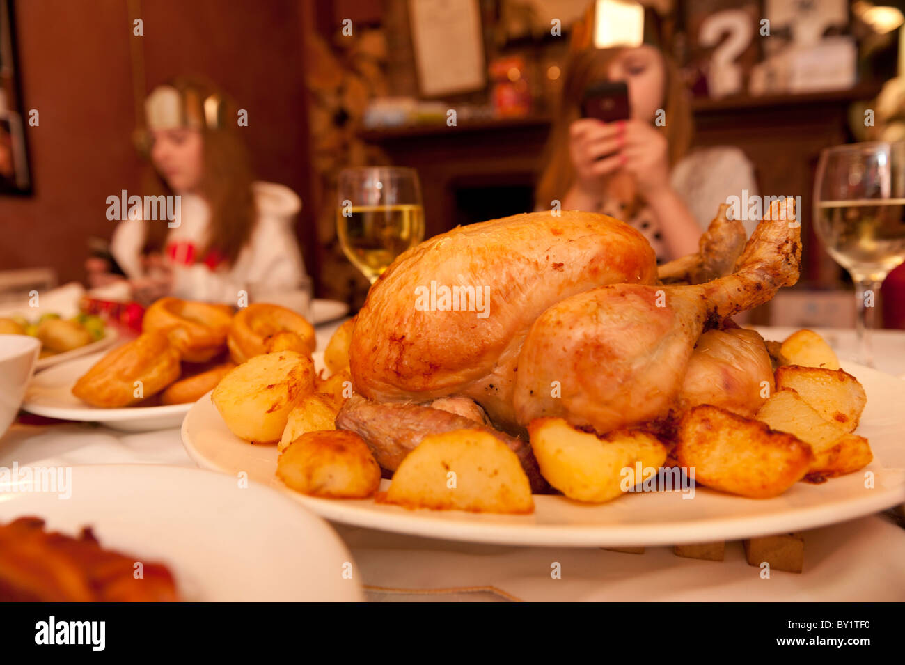 Arrosto di pollo e verdure - una tradizionale famiglia britannica cena di Natale a casa, REGNO UNITO Foto Stock