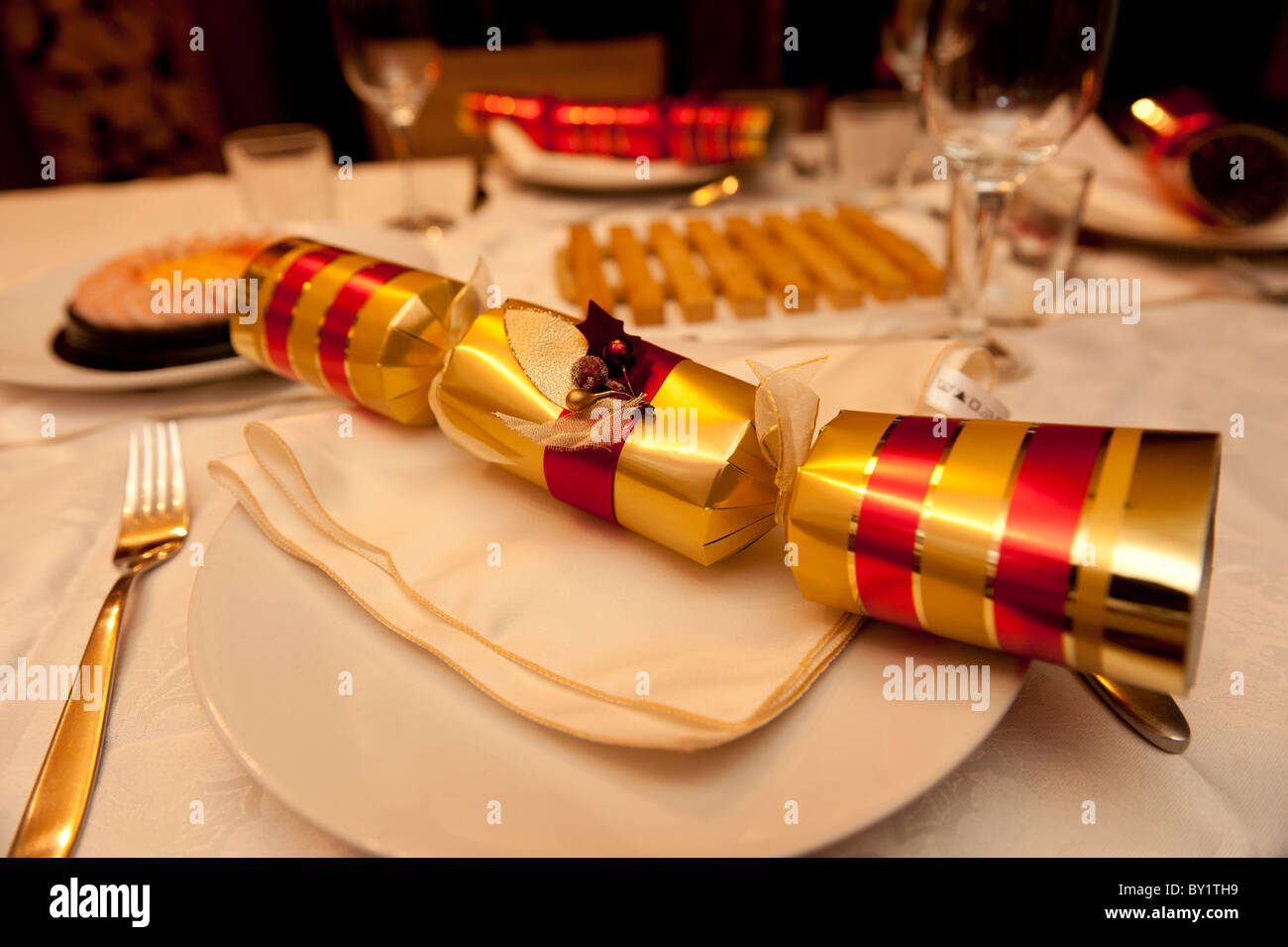 Xmas Cracker, una tradizionale famiglia britannica cena di Natale a casa, REGNO UNITO Foto Stock