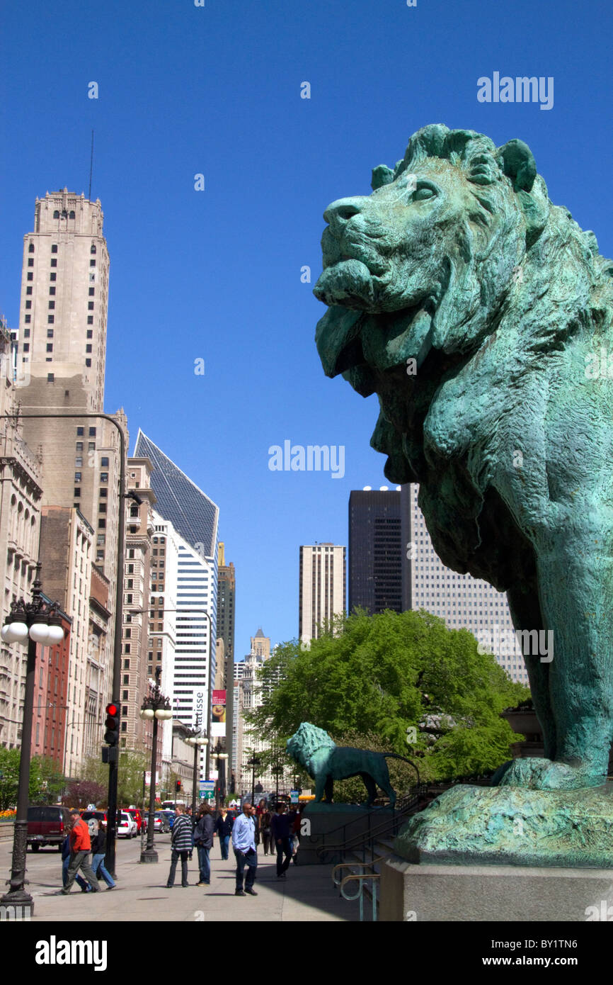 Leone di Bronzo statua all'entrata dell'Art Institute of Chicago building a Chicago, Illinois, Stati Uniti d'America. Foto Stock