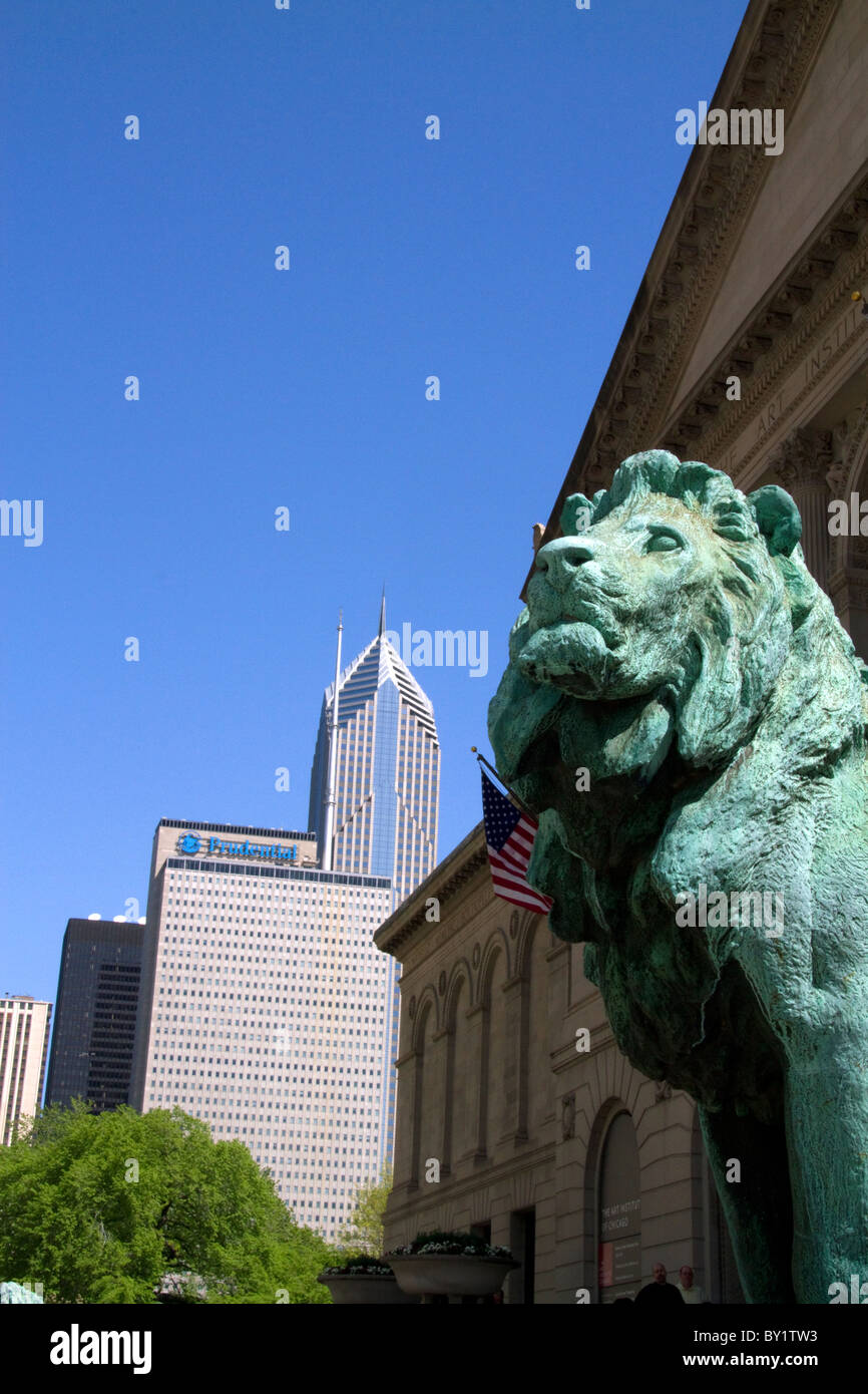 Leone di Bronzo statua all'entrata dell'Art Institute of Chicago building a Chicago, Illinois, Stati Uniti d'America. Foto Stock