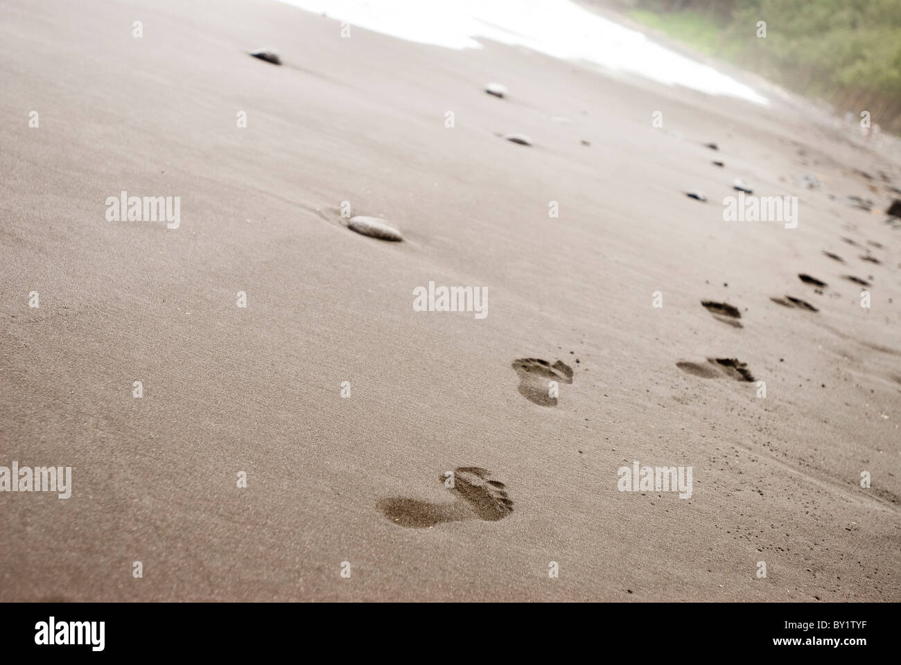 Orme nella sabbia in spiaggia Foto Stock
