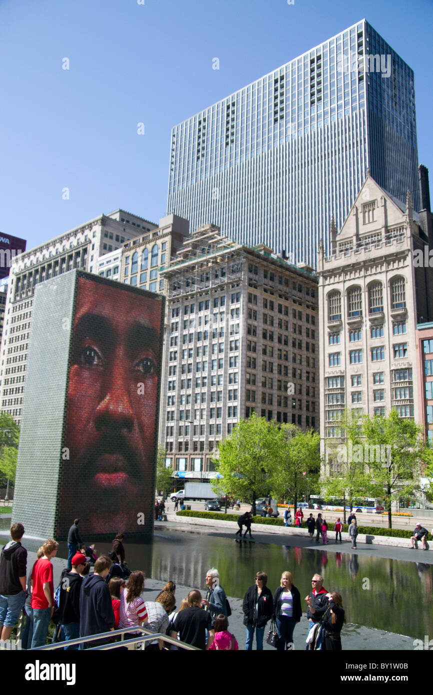 La corona Fontana pubblica interattiva di arte e scultura video in Millennium Park di Chicago, Illinois, Stati Uniti d'America. Foto Stock