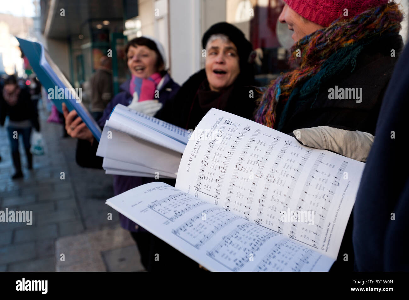 Le donne cantanti Carol cantando sulla strada per raccogliere fondi per beneficenza, Natale 2010, REGNO UNITO Foto Stock