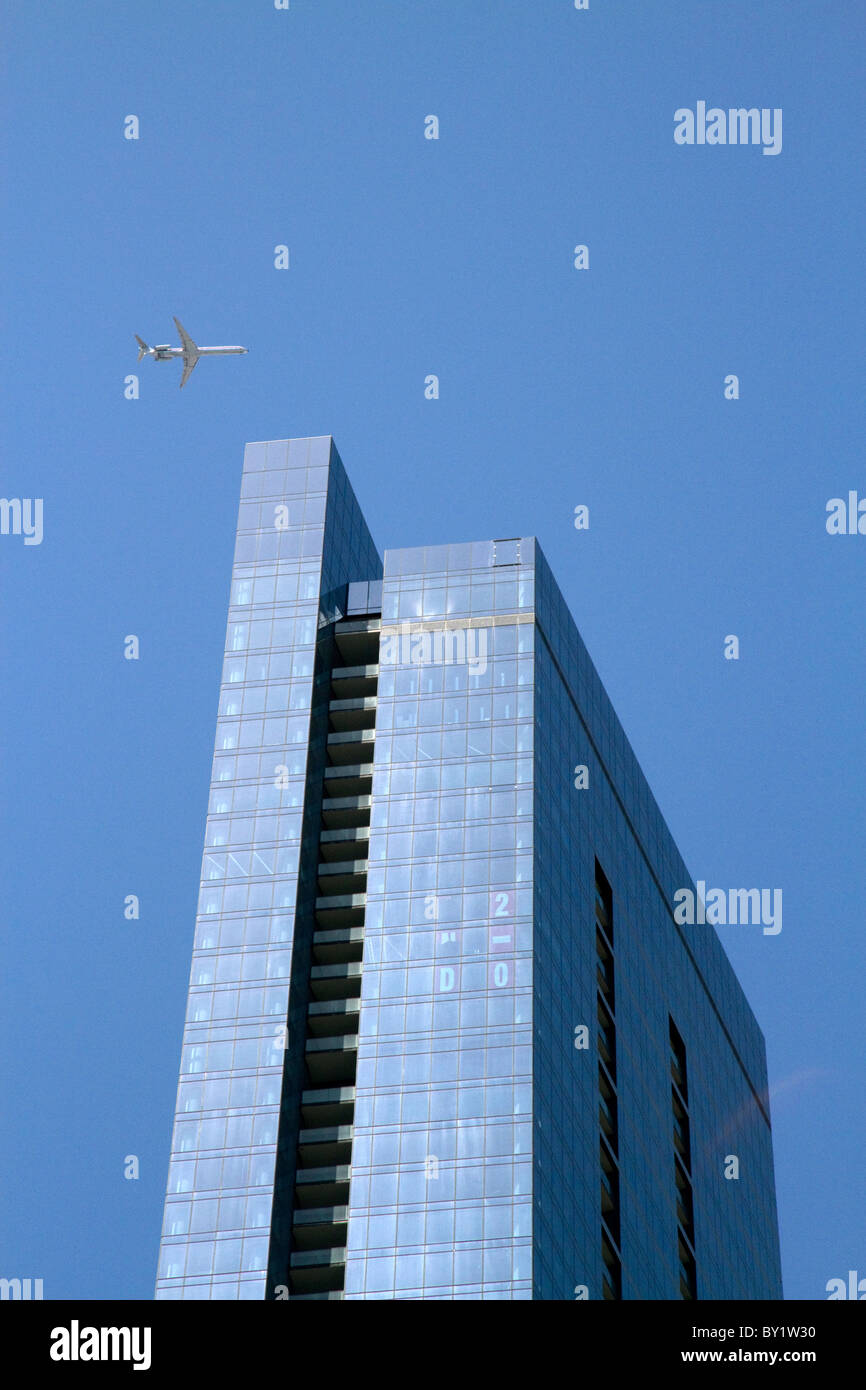 Volo aereo su un edificio alto a Chicago, Illinois, Stati Uniti d'America. Foto Stock