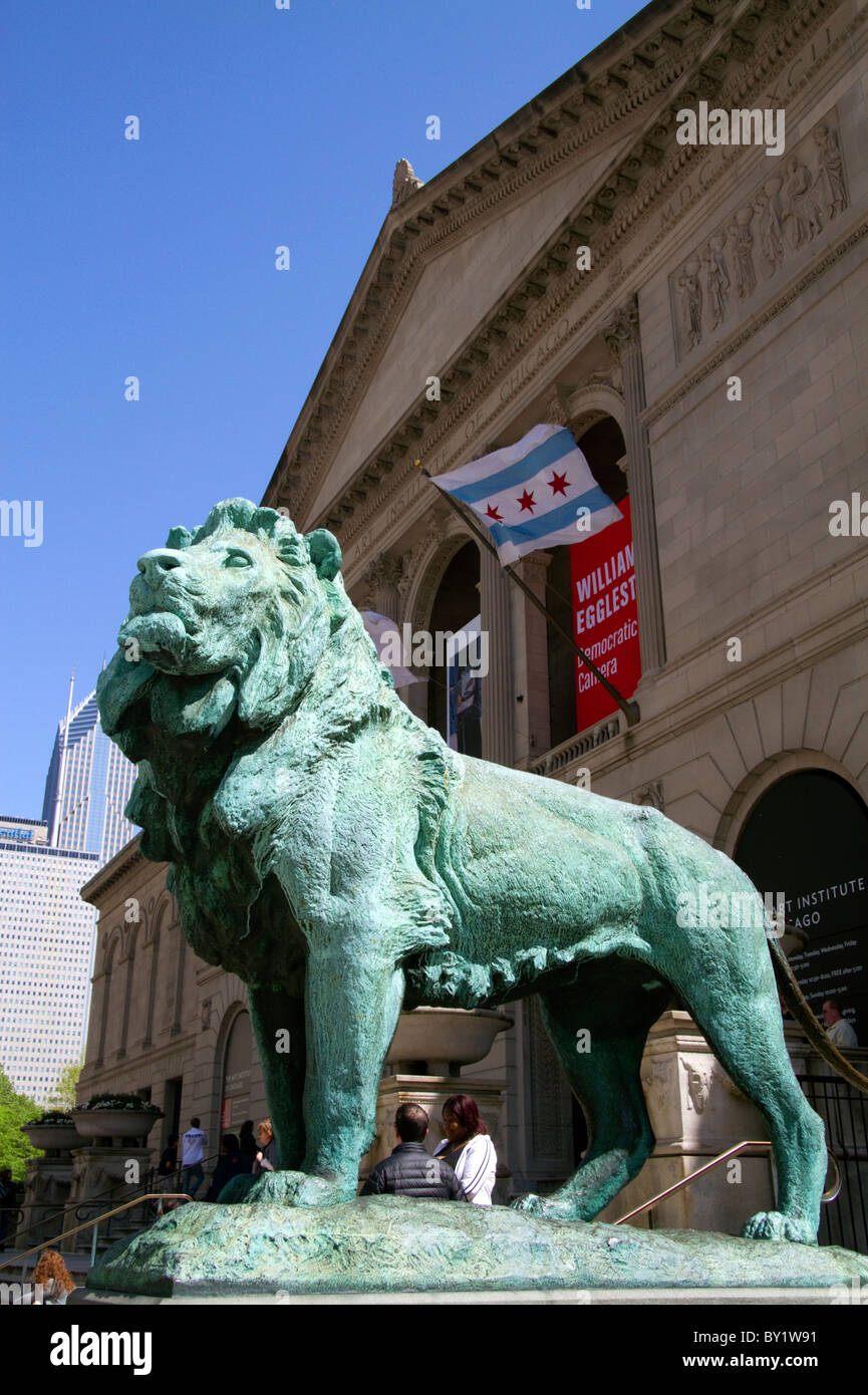 Leone di Bronzo statua all'entrata dell'Art Institute of Chicago building a Chicago, Illinois, Stati Uniti d'America. Foto Stock