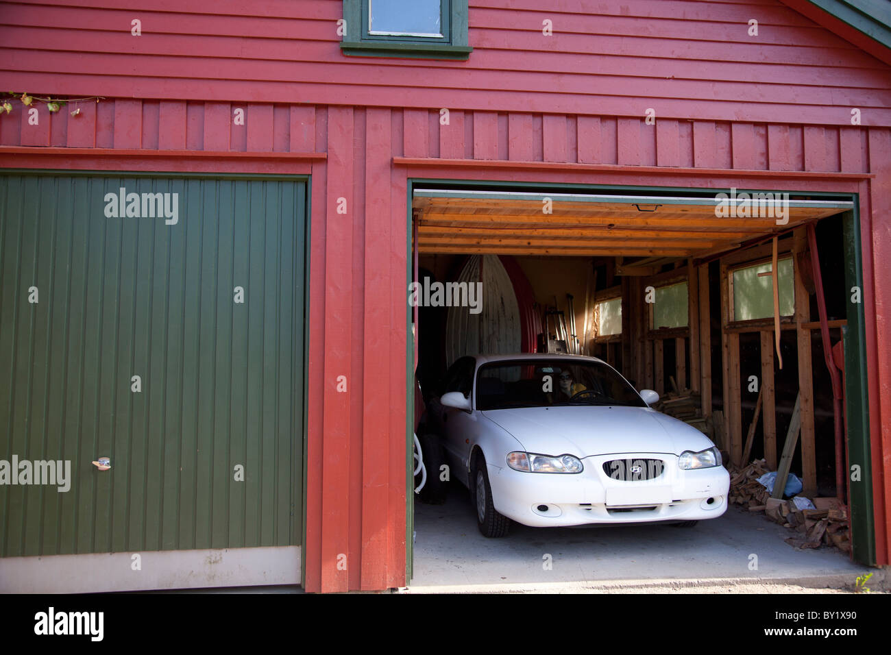 Bianco auto in un garage Foto Stock