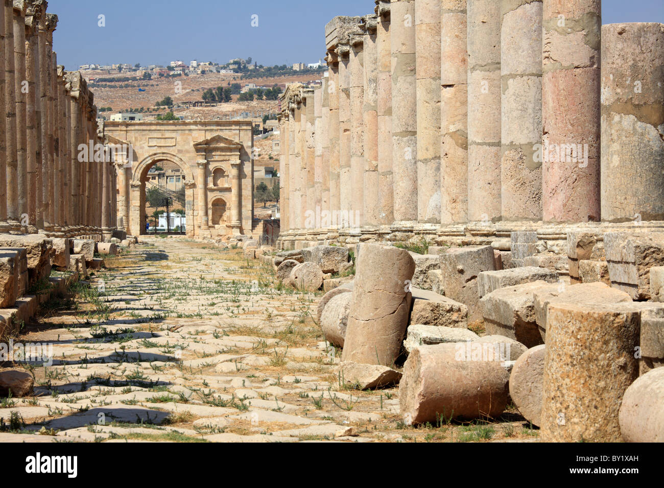 Il Colonnato street a nord Tetrapylon, Jerash Giordania Foto Stock