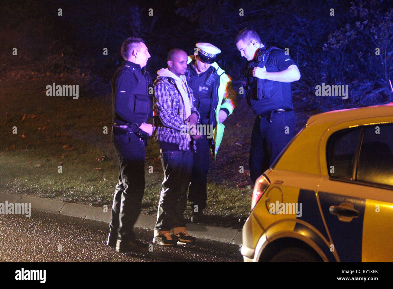 Drink di Natale iniziativa di unità da Thames Valley Police nella città di Milton Keynes, Inghilterra, Regno Unito. Foto Stock