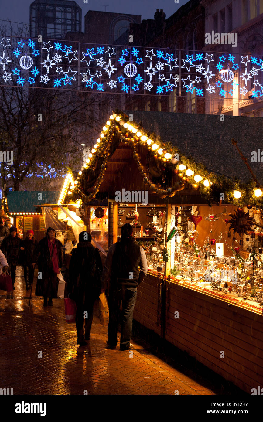 Il mercato di Francoforte in Victoria Square, Birmingham, attrae oltre tre milioni di visitatori ogni mese di dicembre. Foto Stock