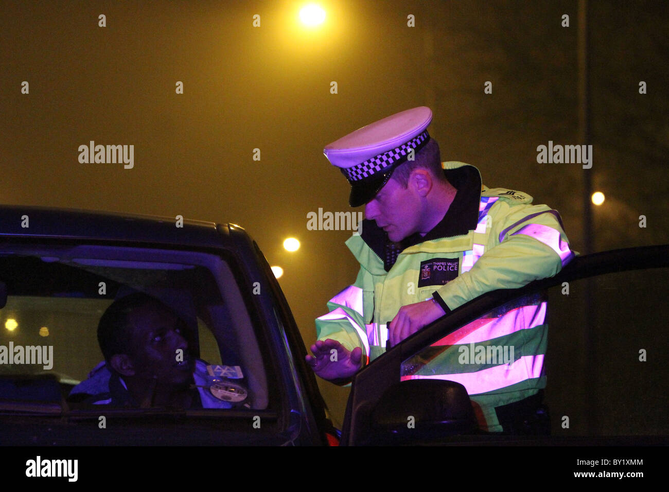 Drink di Natale iniziativa di unità da Thames Valley Police nella città di Milton Keynes, Inghilterra, Regno Unito. Foto Stock