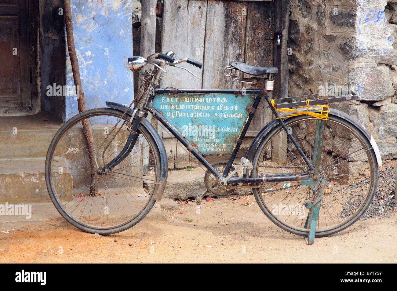 Una vecchia bicicletta in un Indiano street Foto Stock