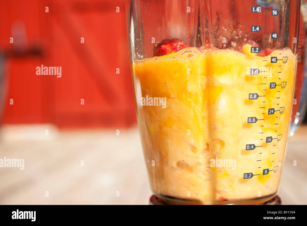 Frutto essendo miscelato in un smoothie Foto Stock