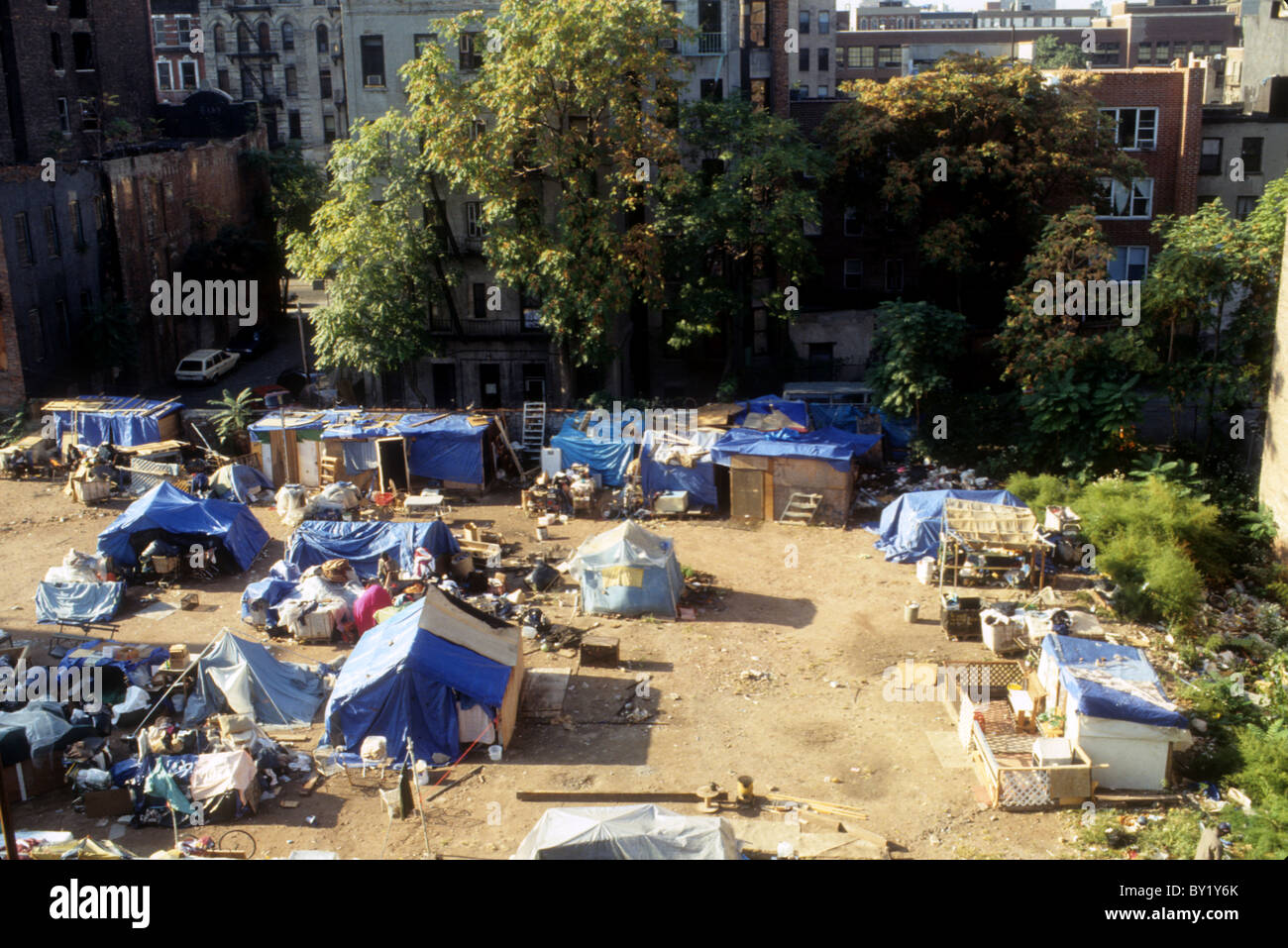 Un accampamento senzatetto in un lotto vacante sulla East Eighth San nell'East Village di New York nel 1991 Foto Stock