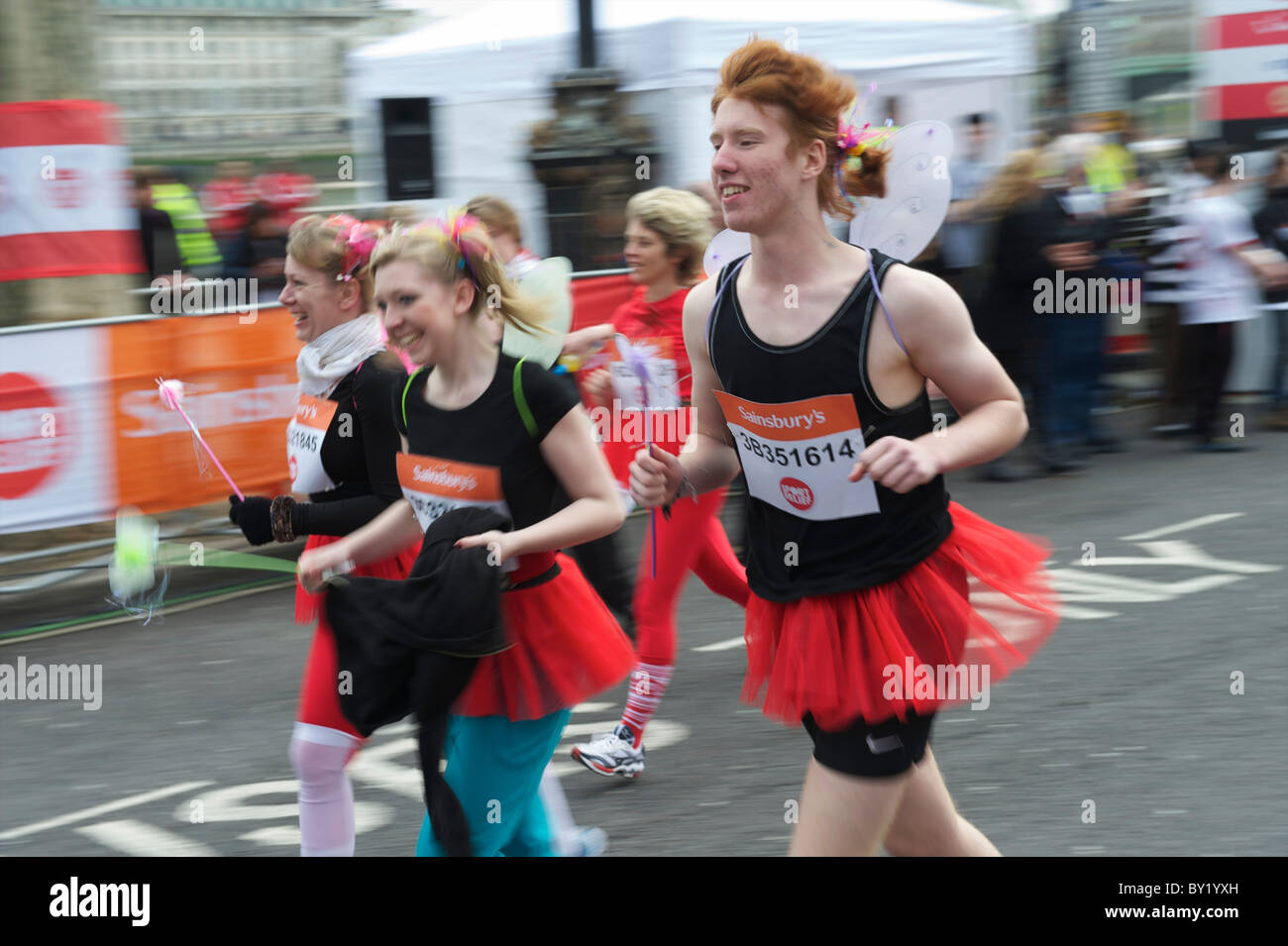 I corridori prendere parte al Sainsbury's Sport Relief Mile a Londra. Centinaia di miglia di eventi sono stati programmati in tutto il paese, Foto Stock