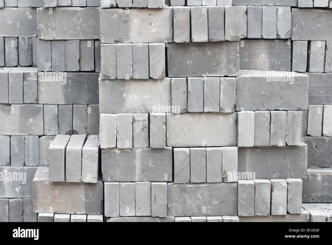 Pila di mattoni grigi Foto Stock
