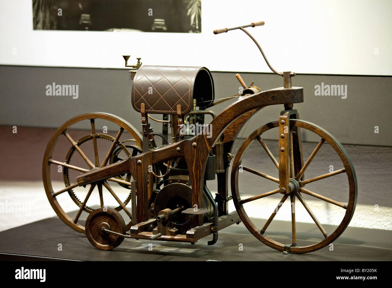 Germania, Bad Cannstatt, Gottlieb Daimler Memorial, replica della prima auto a cavallo, la prima moto del mondo 1885 Foto Stock