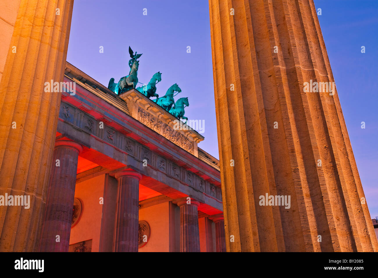 La germania,Berlino, Porta di Brandeburgo illuminata al crepuscolo e durante la festa delle luci Foto Stock