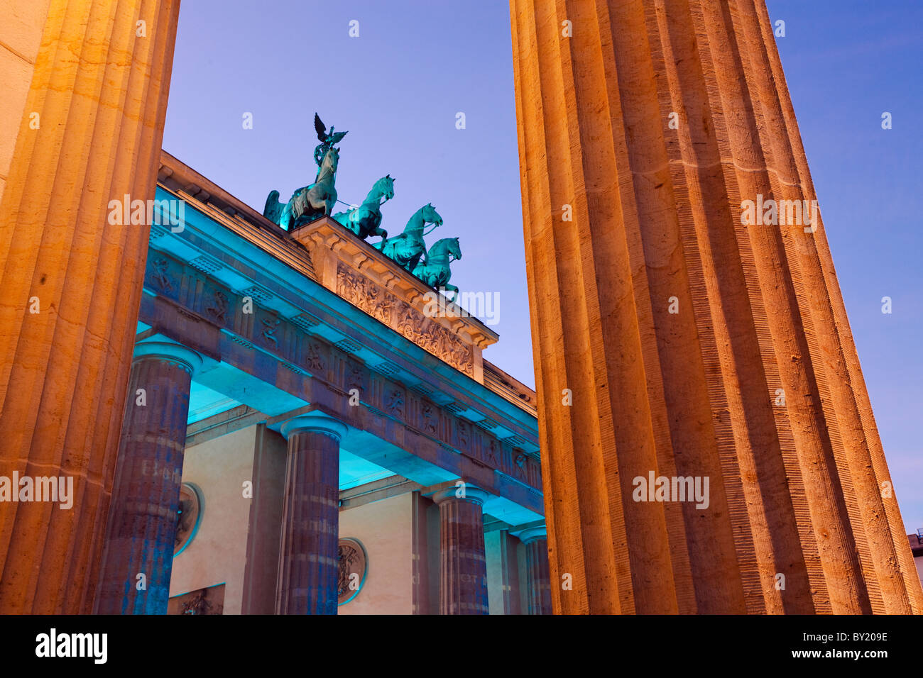 Germania, Berlino, porta di Brandeburgo illuminata al crepuscolo durante il Festival delle luci Foto Stock