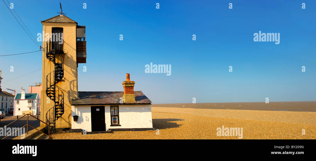 Fronte mare case e spiaggia di ciottoli di Aldeburgh - Suffolk - Inghilterra Foto Stock