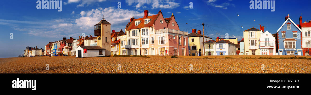 Fronte mare case e spiaggia di ciottoli di Aldeburgh - Suffolk - Inghilterra Foto Stock