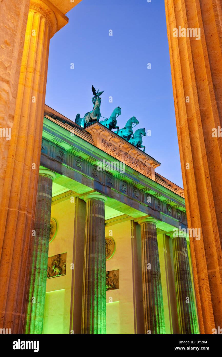 La germania,Berlino, Porta di Brandeburgo illuminata al crepuscolo e durante la festa delle luci Foto Stock